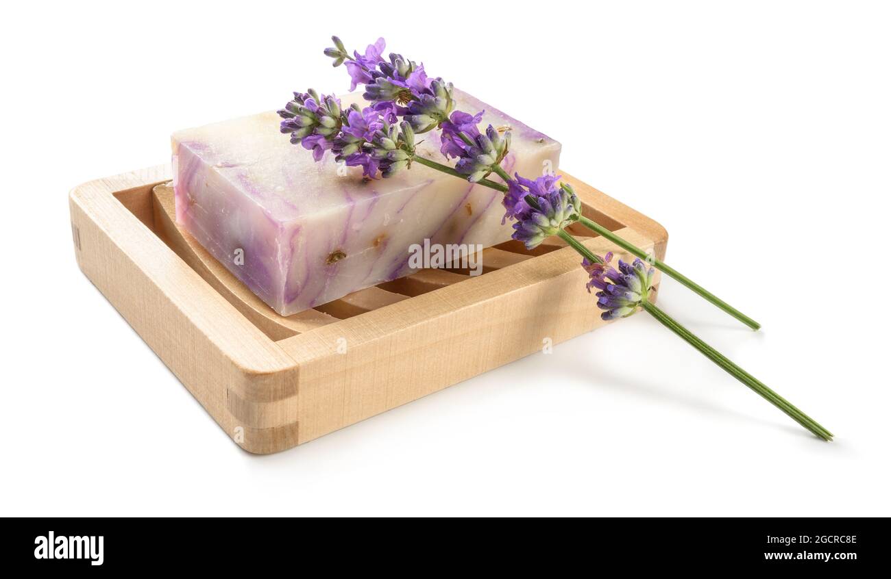 Jabón natural de lavanda orgánica con flores de lavanda sobre plato de  madera sobre fondo blanco Fotografía de stock - Alamy