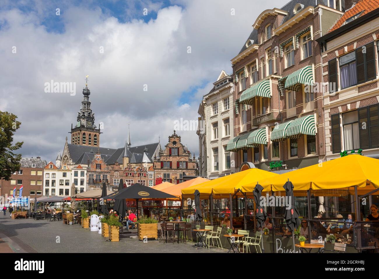 Vista al interior de la ciudad de Nijmegen con terrazas y antiguos edificios históricos Foto de stock