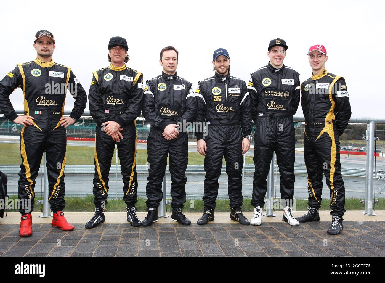 Lotus Team Photo (L a R): Vitantonio Liuzzi (ITA) Kevin Weeda (EE.UU.); Christophe Bouchut (FRA); Jan Charouz (CZE); Dominik Kraihamer (AUT); Thomas Holzer (GER). FIA World Endurance Championship, Ronda 1, viernes 12 de abril de 2013. Silverstone, Inglaterra. Foto de stock