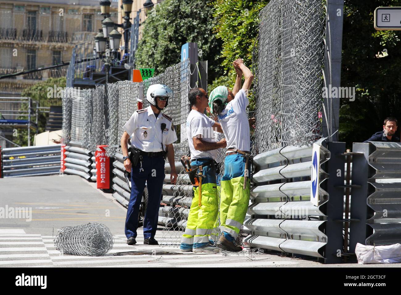 Los preparativos del circuito como cercado de la captura sube. Gran Premio de Mónaco, miércoles 22nd de mayo de 2013. Monte Carlo, Mónaco. Foto de stock