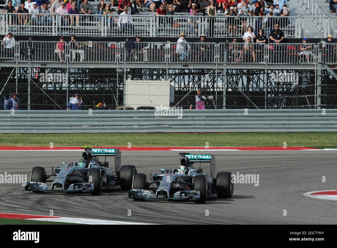 Lewis Hamilton (GBR) Mercedes AMG F1 W05 pasa al compañero de equipo Nico Rosberg (GER) Mercedes AMG F1 W05 para tomar la delantera de la carrera. Gran Premio de los Estados Unidos, domingo 2nd de noviembre de 2014. Circuito de las Américas, Austin, Texas, Estados Unidos. Foto de stock