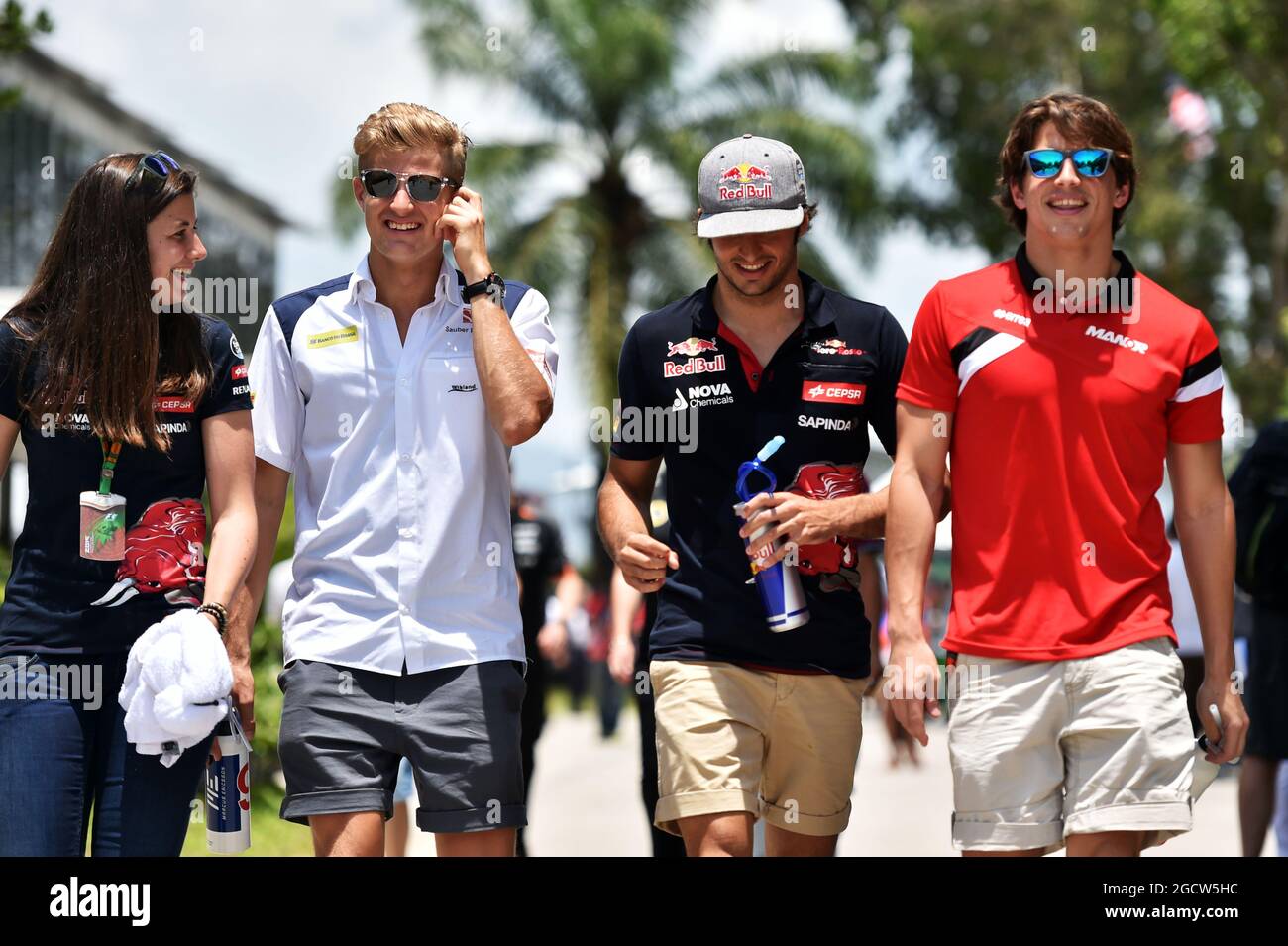 De L a R): Tabatha Valles (ESP) Scuderia Toro Rosso Oficial de Prensa con  Marcus Ericsson (SWE) Sauber F1 Team; Carlos Sainz Jr (ESP) Scuderia Toro  Rosso; y Roberto Merhi (ESP) Manor