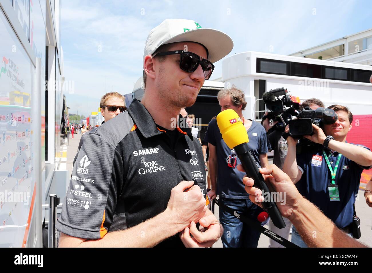 Nico Hulkenberg (GER) Sahara Force India F1 con los medios de comunicación. Gran Premio de España, jueves 7th de mayo de 2015. Barcelona, España. Foto de stock