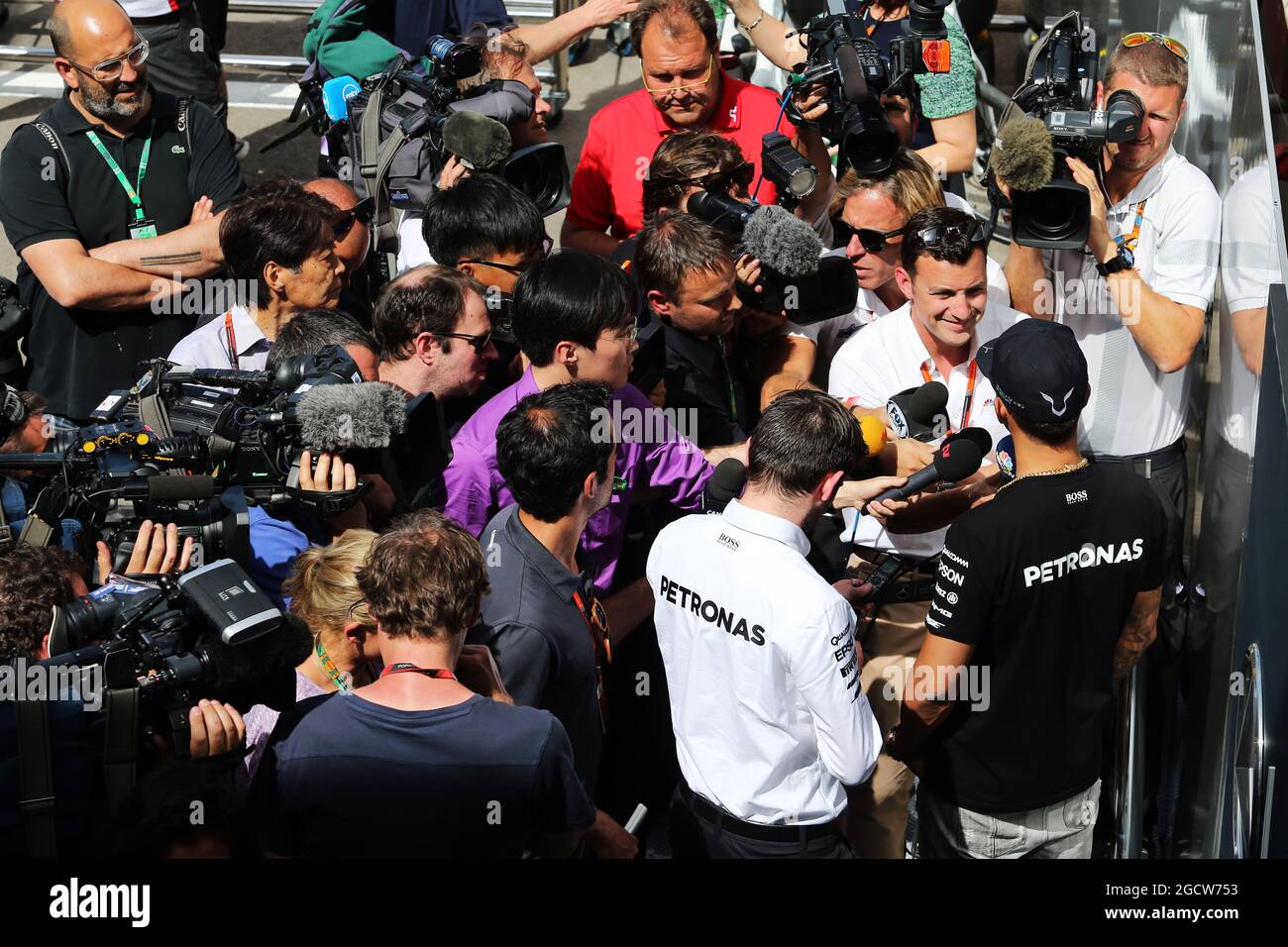 Lewis Hamilton (GBR) Mercedes AMG F1 con WL Buxton (GBR) NBS Sports Network TV Presenter y los medios de comunicación. Gran Premio de España, jueves 7th de mayo de 2015. Barcelona, España. Foto de stock