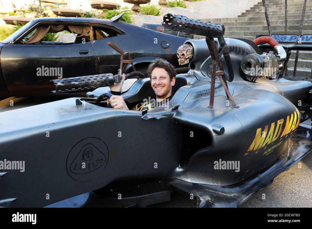 Romain Grosjean (FRA) Lotus F1 Equipo con monos de carreras especiales y  livery de coches para promover la película Mad Max: Fury Road. Gran Premio  de España, viernes 8th de mayo de