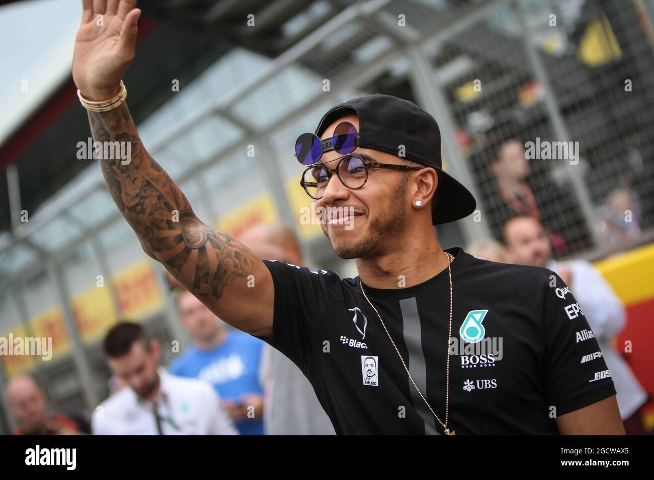 Lewis Hamilton (GBR) Mercedes AMG F1 - gafas de sol nuevas. Gran Premio de  Gran Bretaña, jueves 2nd de julio de 2015. Silverstone, Inglaterra  Fotografía de stock - Alamy