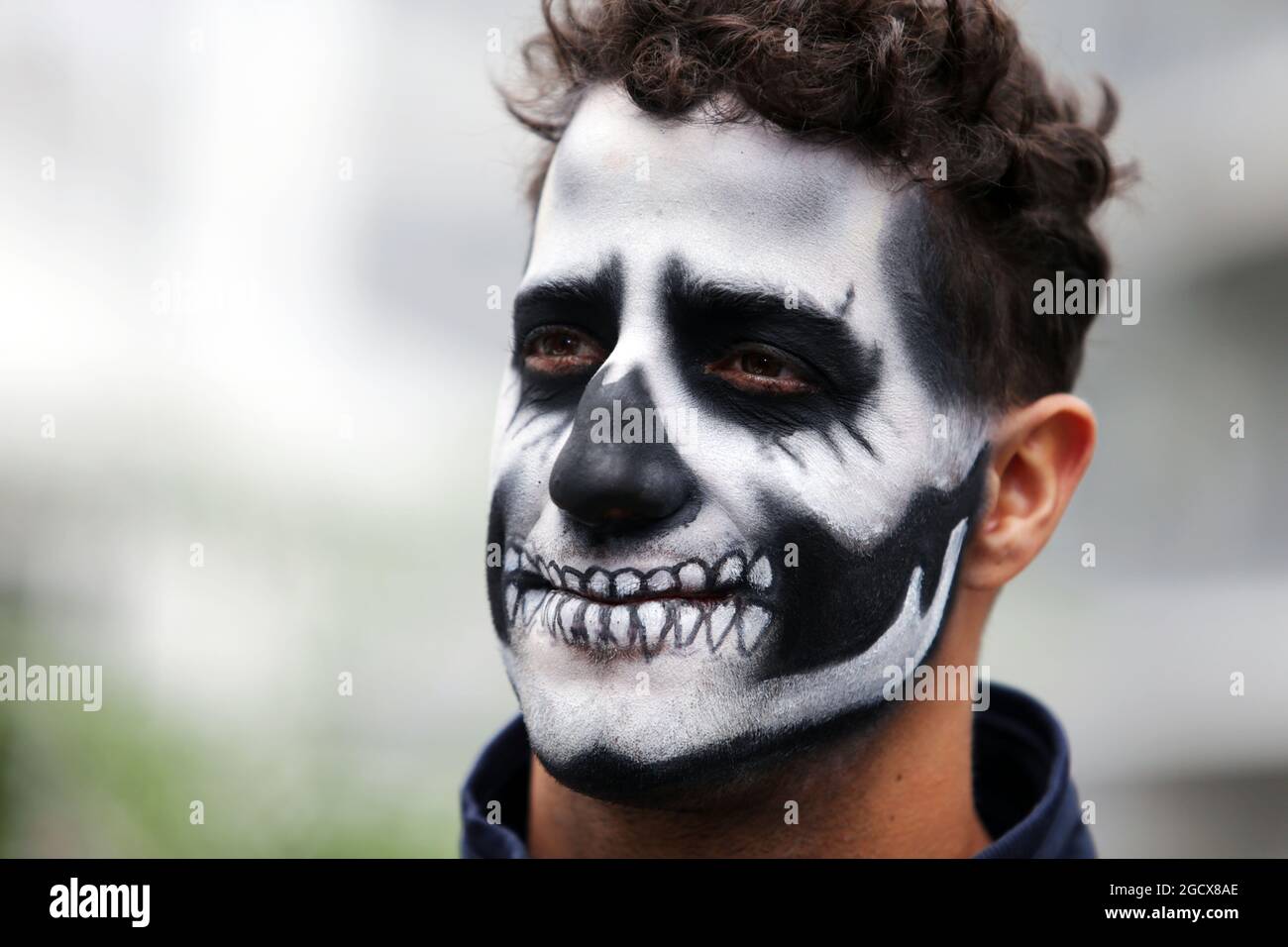 Daniel Ricciardo (AUS) Red Bull Racing con pintura de cara temática de  Halloween. Gran Premio de México, jueves 27th de octubre de 2016. Ciudad de  México, México Fotografía de stock - Alamy