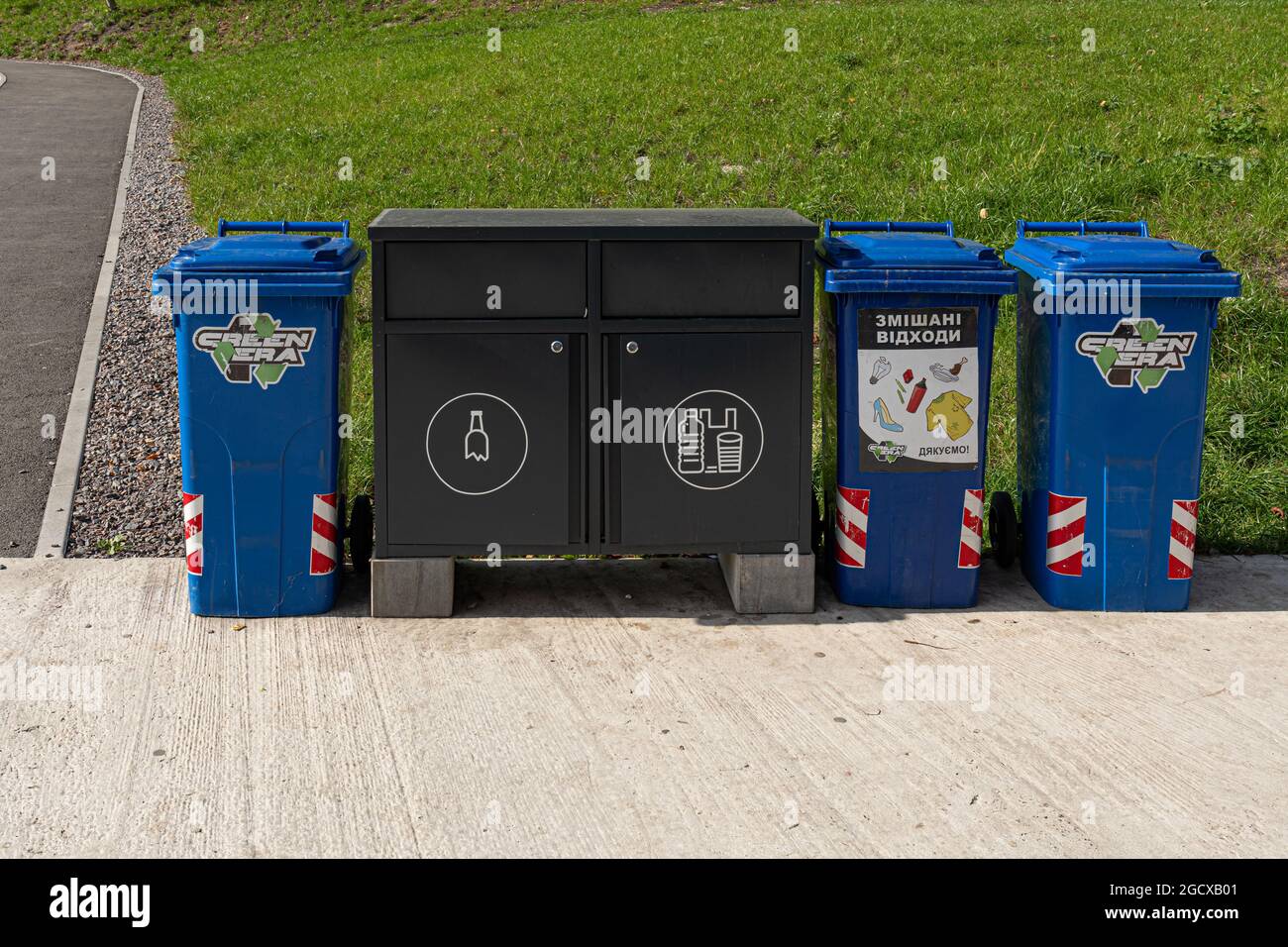 Pavimento en el parque con botes de reciclaje de basura y armarios para basura ordenada. Estilo de vida sostenible en el medio urbano. Conservación del medio ambiente. LVI Foto de stock