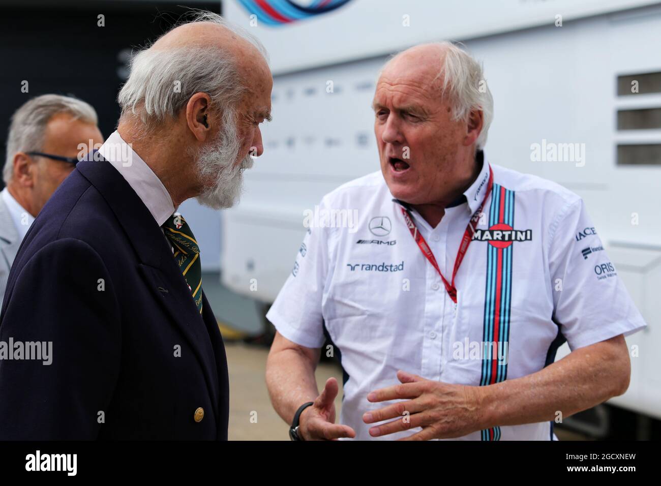 (De L a R): S.A.R. el Príncipe Michael de Kent (GBR) con Edward Charlton (GBR) Williams Director No Ejecutivo. Gran Premio de Gran Bretaña, viernes 14th de julio de 2017. Silverstone, Inglaterra. Foto de stock