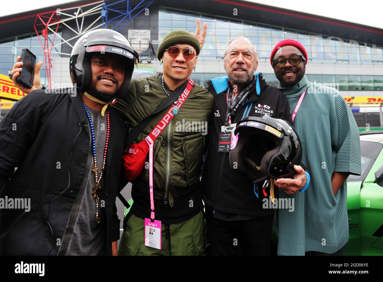 (L a R): apl.de.ap (EE.UU.) Black Eyed Peas; Taboo (EE.UU.) Black Eyed Peas; John Paul DeJoria (EE.UU.) ROK Group Co-Fundador - Williams Racing guest; Will.i.am (EE.UU.) Black Eyed Peas. Gran Premio de Gran Bretaña, sábado 13th de julio de 2019. Silverstone, Inglaterra. Foto de stock