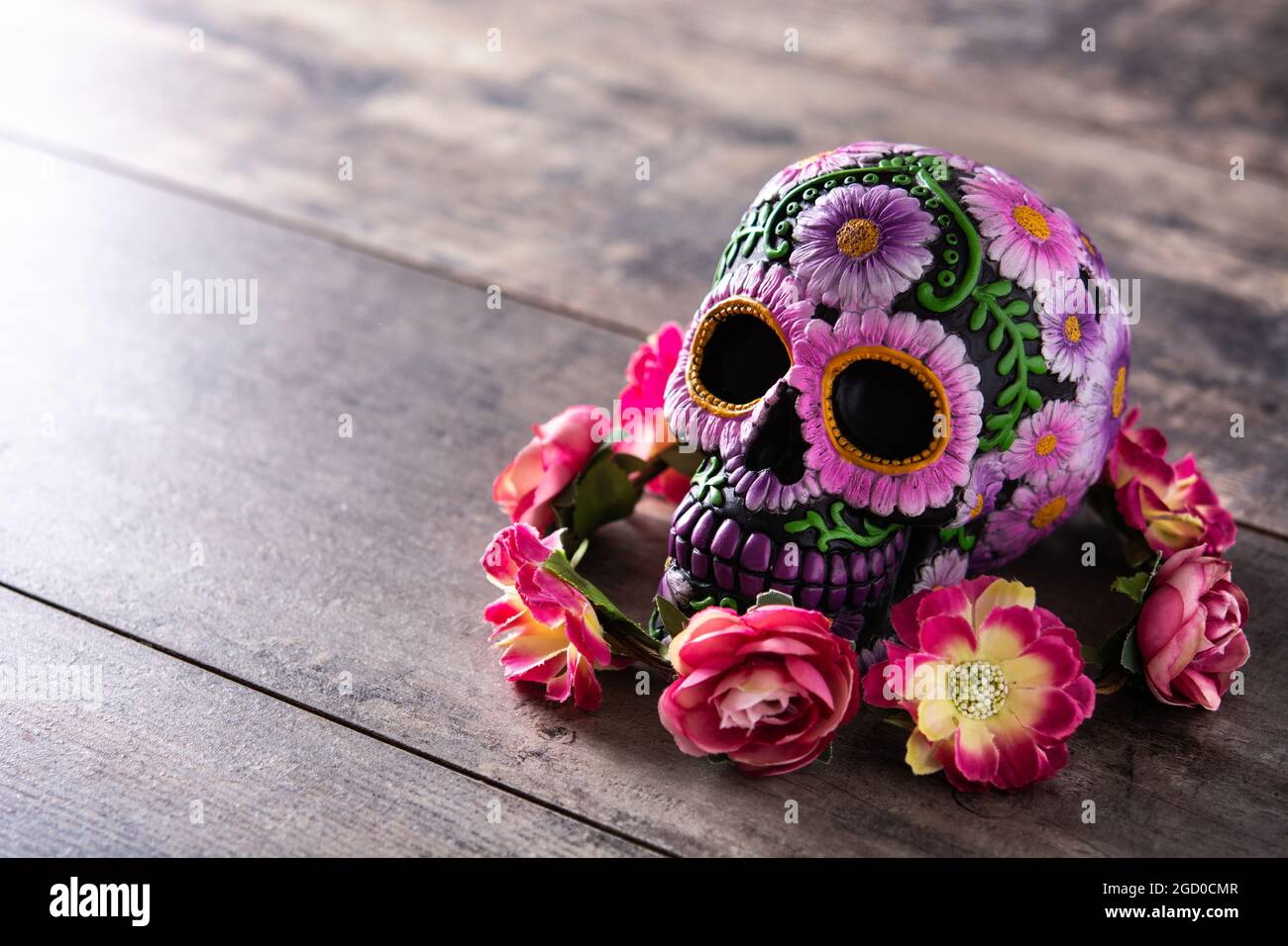 Calavera mexicana típica y diadema de flores sobre mesa de madera. Dia de  los muertos Fotografía de stock - Alamy