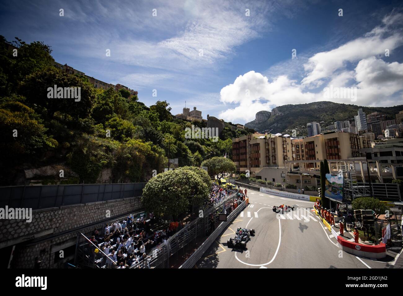 Max Verstappen (NLD) Red Bull Racing RB16B lidera Valtteri Bottas (FIN) Mercedes AMG F1 W12. Gran Premio de Mónaco, domingo 23rd de mayo de 2021. Monte Carlo, Mónaco. Foto de stock