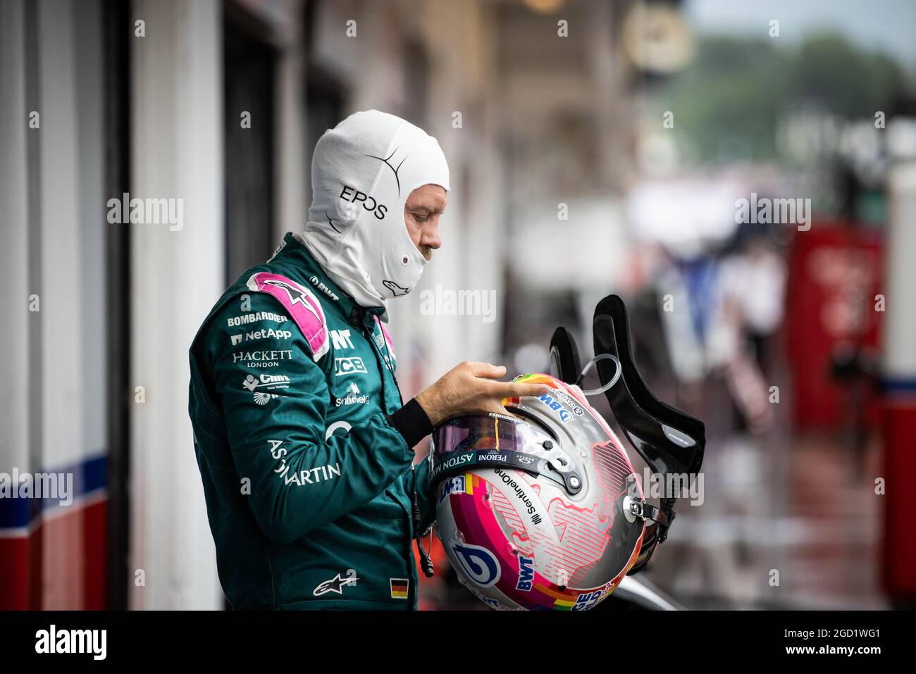 club desvanecerse Generosidad Sebastian Vettel (GER) Aston Martin F1 Equipo en los hoyos como la carrera  se detiene. Gran Premio de Hungría, domingo 1st de agosto de 2021.  Budapest, Hungría Fotografía de stock - Alamy