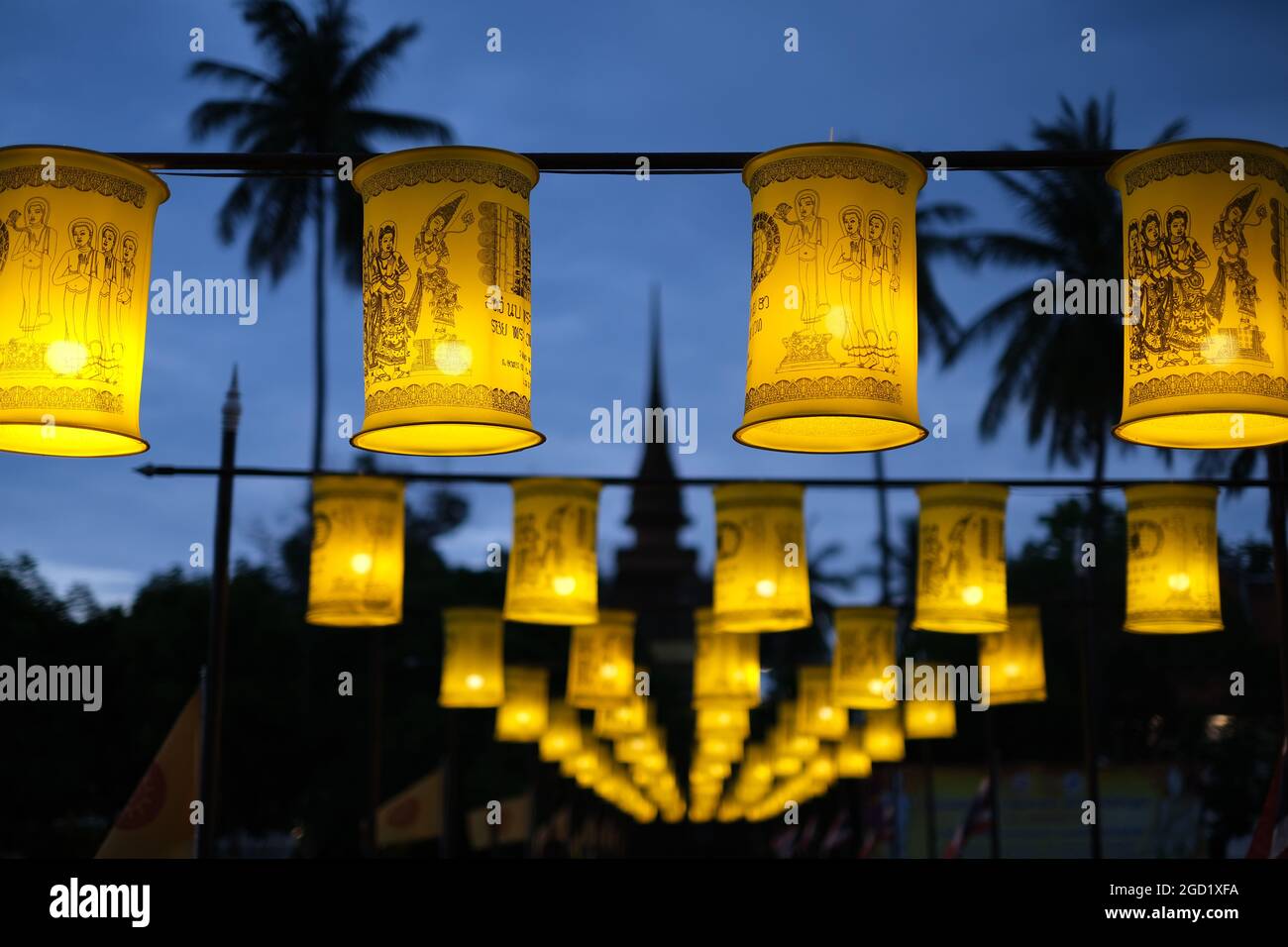 Una hilera de faroles tradicionales antiguos sobre la entrada al templo budista en Tailandia Foto de stock