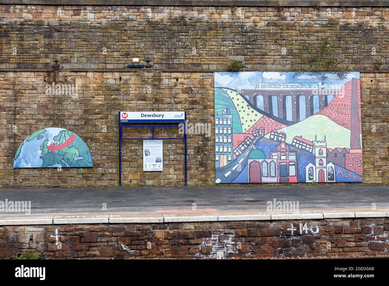 Obras de arte de Horizontes en la estación de Dewsbury en agosto de 2021 Foto de stock