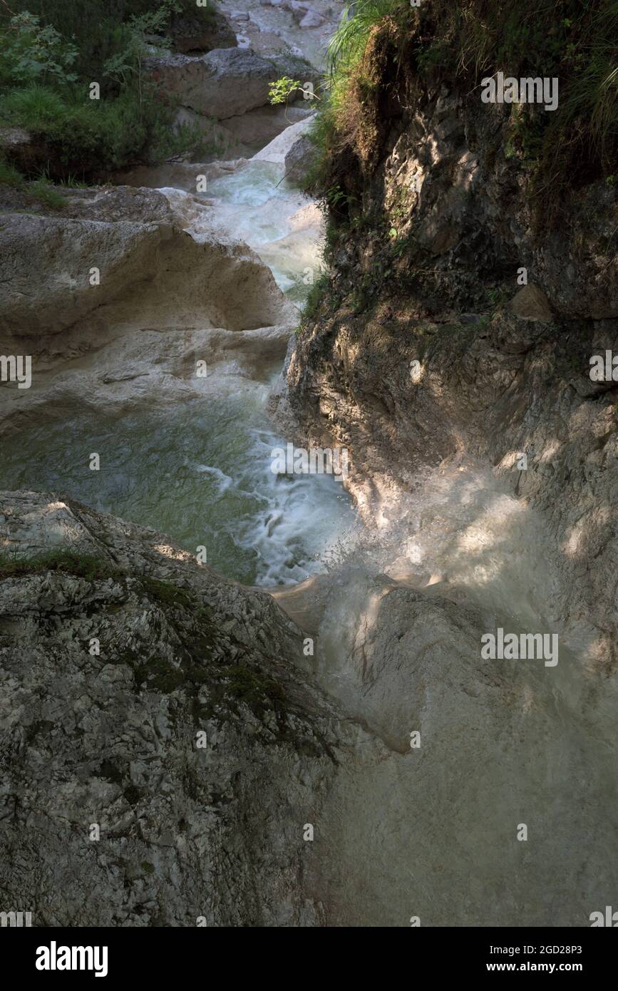 el arroyo Weissbach fluye a través de rocas casi blancas y piscinas naturales llamadas Gumpen, Bayerisch Gmain, Berchtesgaden, Baviera, Alemania Foto de stock