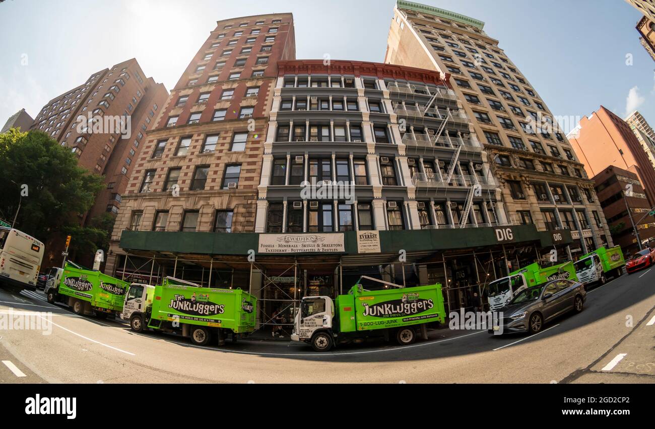 Un ejército de Junkluggers basura camiones de servicio de eliminación alineados y listos para la acción frente a un edificio en Greenwich Village en Nueva York el viernes, 6 de agosto de 2021 (© Richard B. Levine) Foto de stock