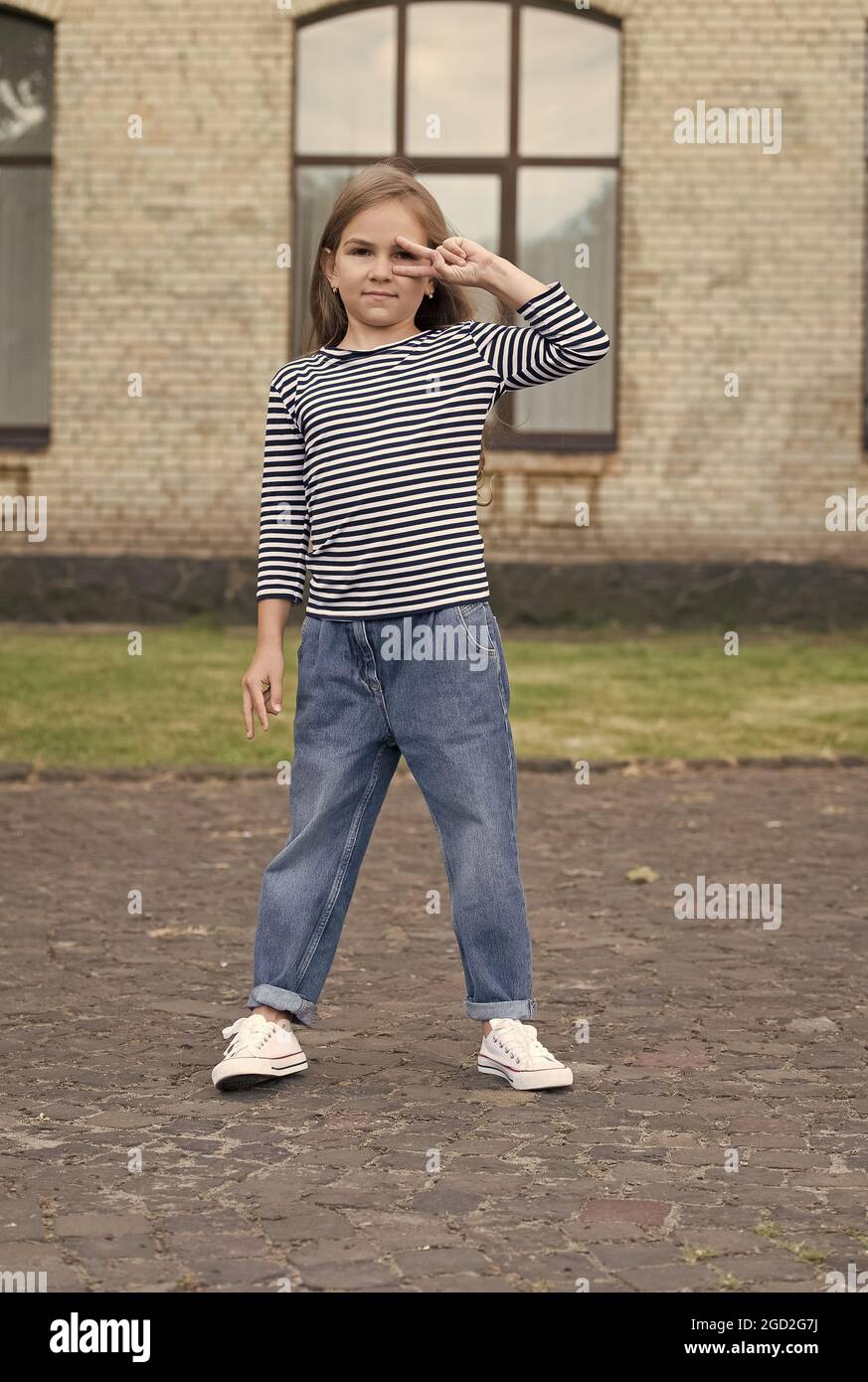 Cute little girl wearing jeans fotografías e imágenes de alta resolución - Página 10 Alamy