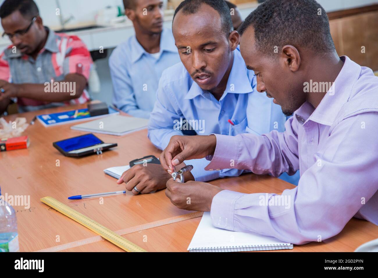 Formación de maestros en Mogadishu y Garowe a través de la Iniciativa Somalí para los Jóvenes Aprendices (SYLI). 11 de junio de 2015 Foto de stock