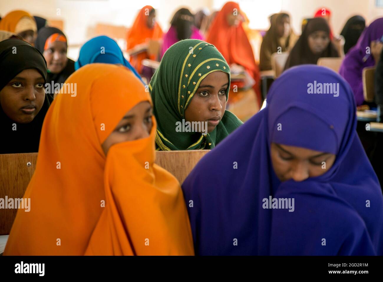 Las jóvenes musulmanas escuchan durante una sesión de formación de maestros en Mogadishu o Garowe a través de la Iniciativa Somalí para los Jóvenes Aprendices (SYLI) ca. 16 de junio de 2015 Foto de stock