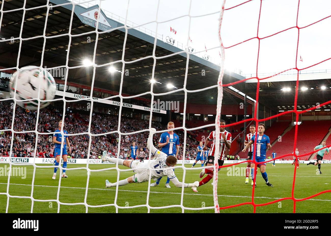 Sheffield, Inglaterra, 10th de agosto de 2021. Rhian Brewster de Sheffield Utd marca su primer gol durante el partido de la Copa Carabao en el Brahmall Lane, Sheffield. El crédito de la foto debe ser: Darren Staples / Sportimage Foto de stock