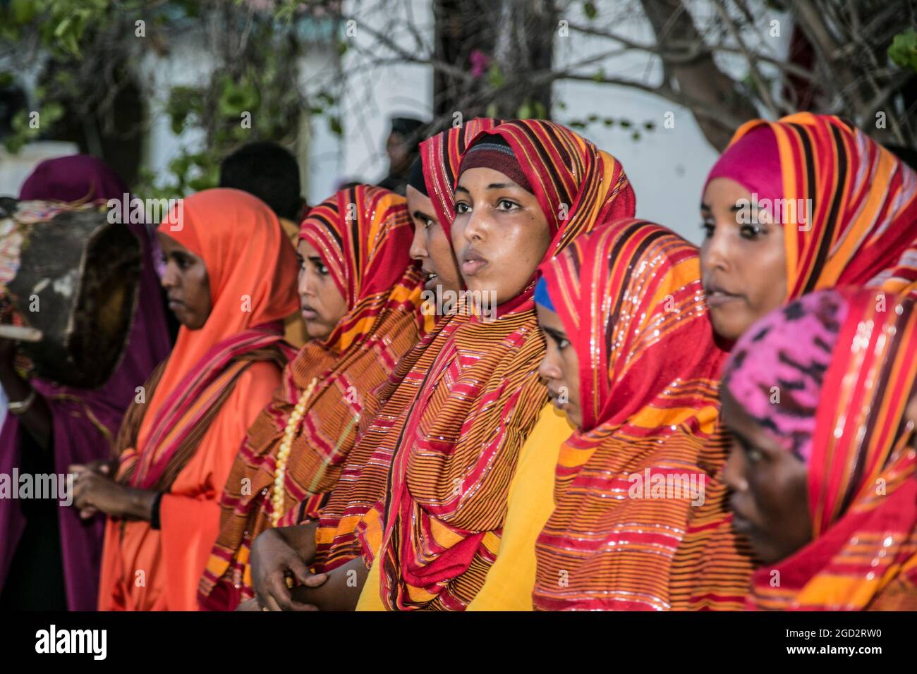 Mujeres musulmanas vestidas tradicionales en Garowe Puntland Africa ca. 3 de junio de 2015 Foto de stock