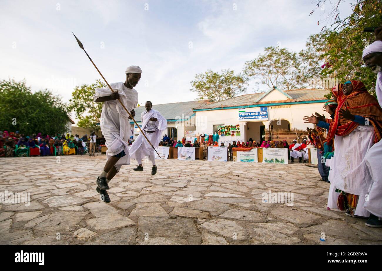 Hombres bailando con una lanza en Garowe Puntland ca. 1 de junio de 2015 Foto de stock
