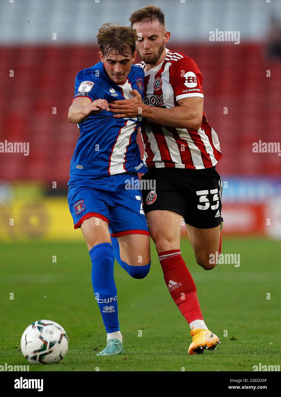 Sheffield, Inglaterra, 10th de agosto de 2021. Rhys Norrington Davies de Sheffield Utd desafía a Lewis Bell de Carlisle United durante el partido de la Copa Carabao en Bramall Lane, Sheffield. El crédito de la foto debe ser: Darren Staples / Sportimage Foto de stock