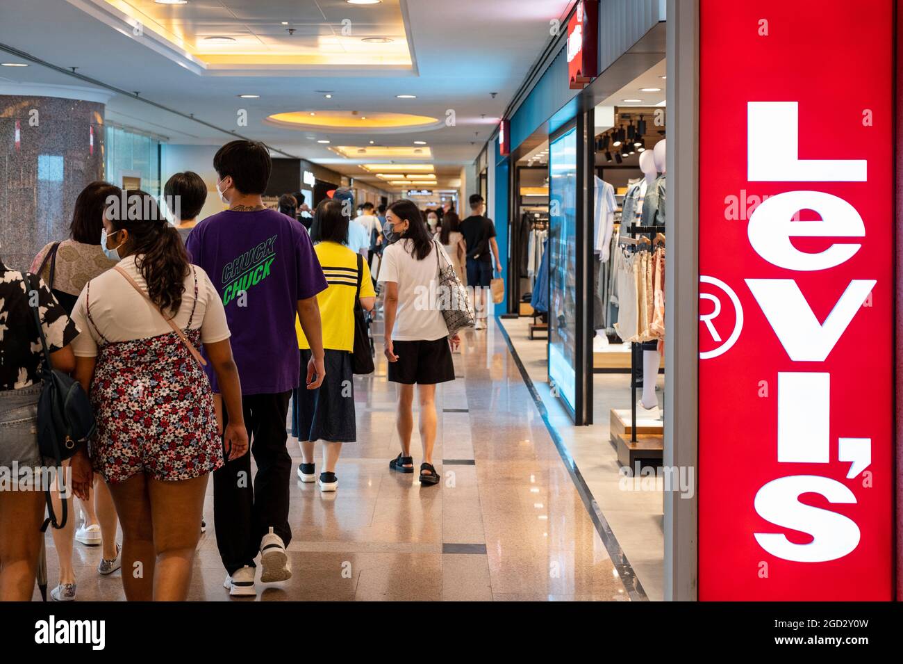 charla vecino Flecha Los compradores pasan por delante de la marca de la compañía de ropa  americana, la tienda Levi's y el logotipo en Hong Kong. (Foto de Budrul  Chukrut / SOPA Images/Sipa USA Fotografía