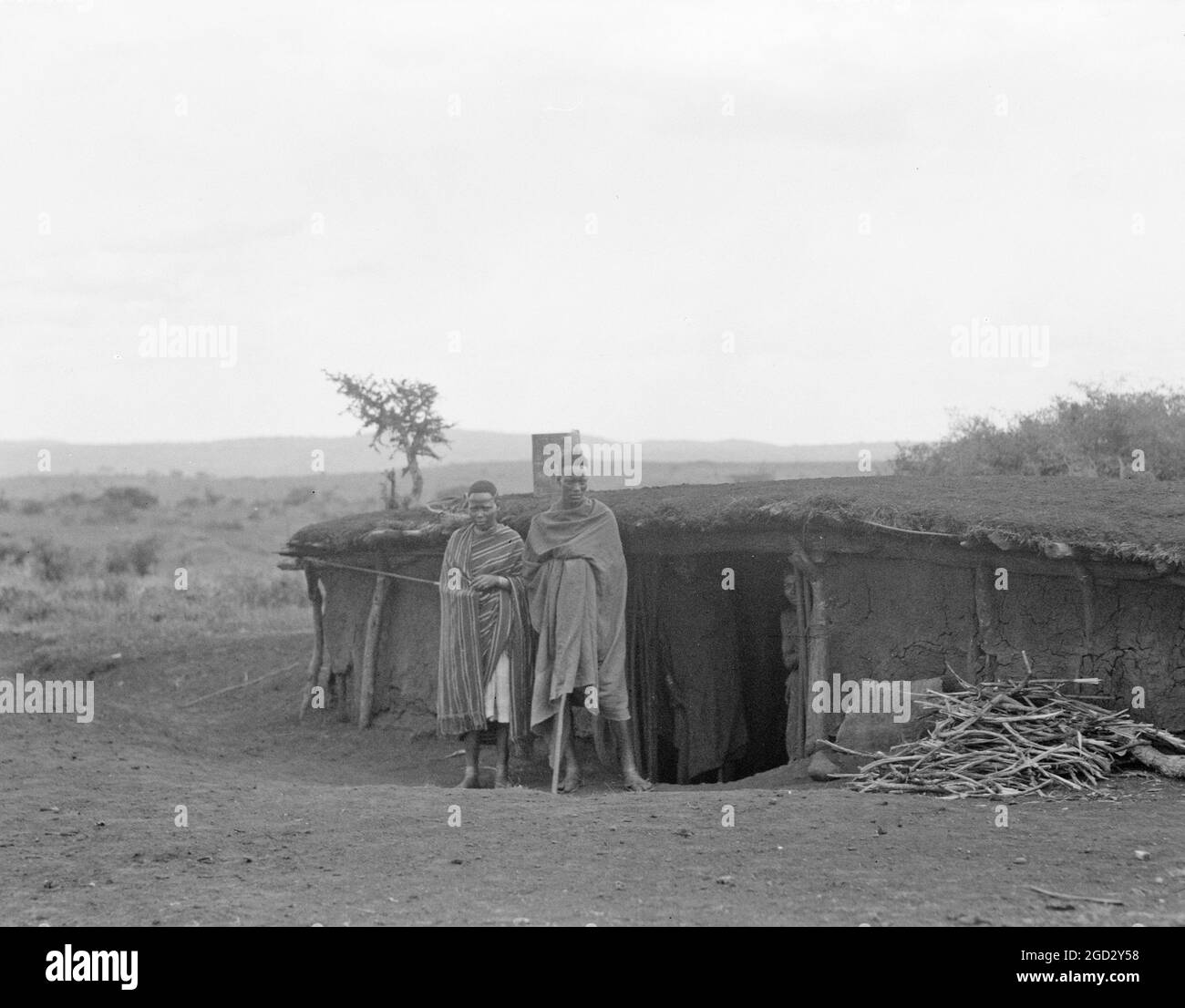 Habitantes semi subterráneos, (¿hombre y mujer?) Vivir en Namanga Kenia, en la reserva de caza ca. 1936 Foto de stock