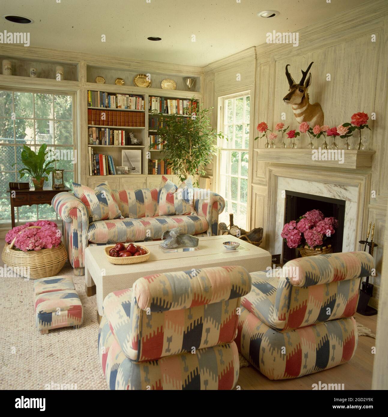 Salón de diseño con sofá y sillas cubiertas de tela pastel. Foto de stock
