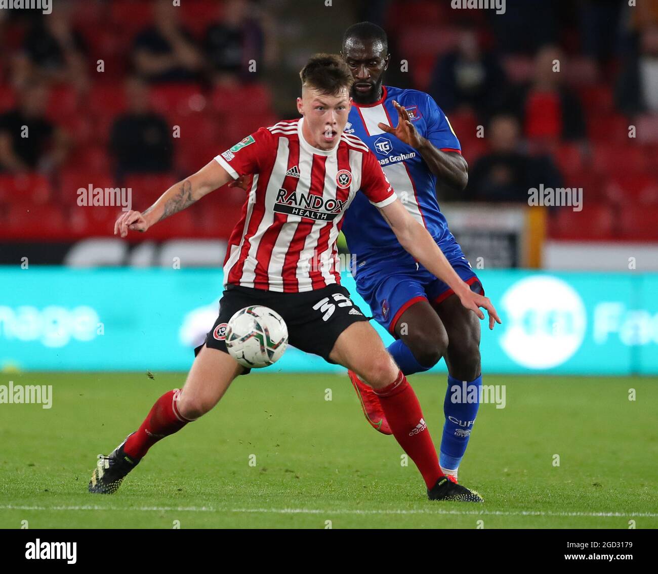 Sheffield, Inglaterra, 10th de agosto de 2021. Kacper Lopata de Sheffield Utd se colora con Gime Toure de Carlisle Utd durante el partido de la Copa Carabao en Bramall Lane, Sheffield. El crédito de la foto debe ser: Simon Bellis / Sportimage Foto de stock