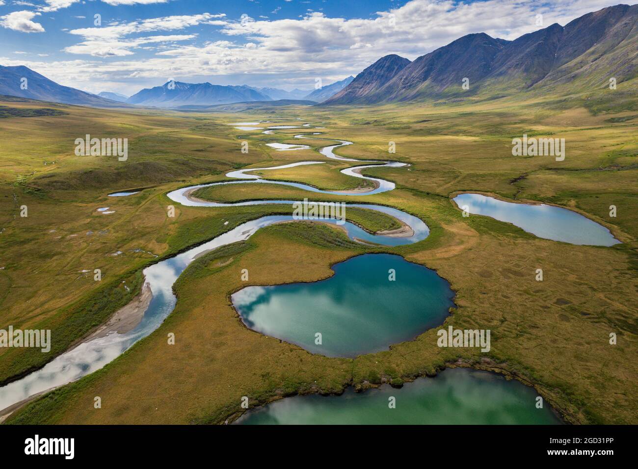 El río John por encima del círculo ártico en el norte de Alaska, justo al norte de las Puertas del parque nacional ártico y la frontera de la naturaleza alrededor de 5 mil Foto de stock