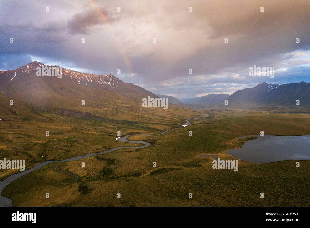Un arco iris de medianoche a lo largo del río John sobre el círculo ártico en el norte de Alaska mirando hacia las puertas del Parque Nacional Ártico desde el norte Foto de stock
