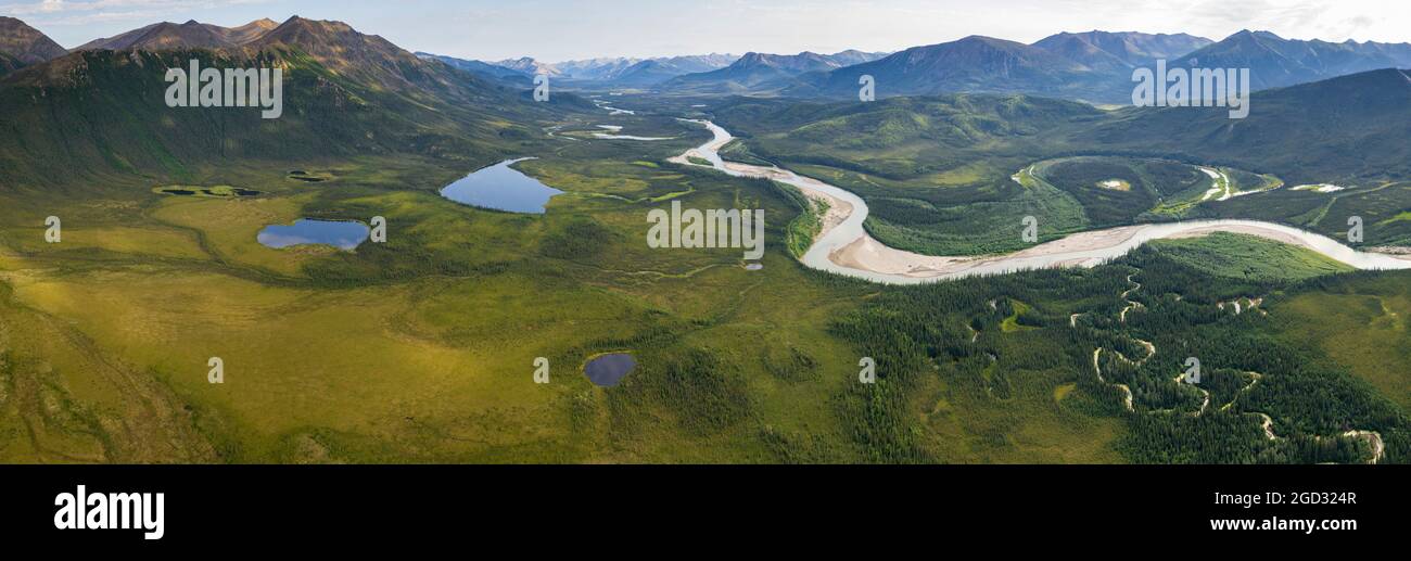 Vista panorámica del río John mirando hacia el norte hacia la parte más meridional de la remota cordillera Brooks al norte del Círculo Polar Ártico en Alas Foto de stock