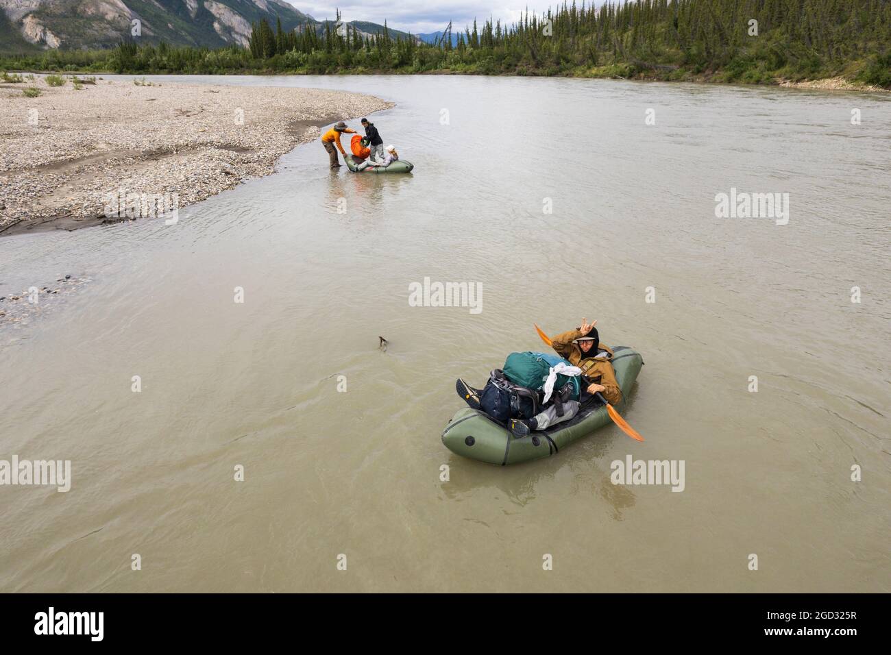 En balsas en el río John al norte del círculo ártico en Alaska, justo al norte de 60 Mile creek en la remota cordillera Brooks Mountain Foto de stock