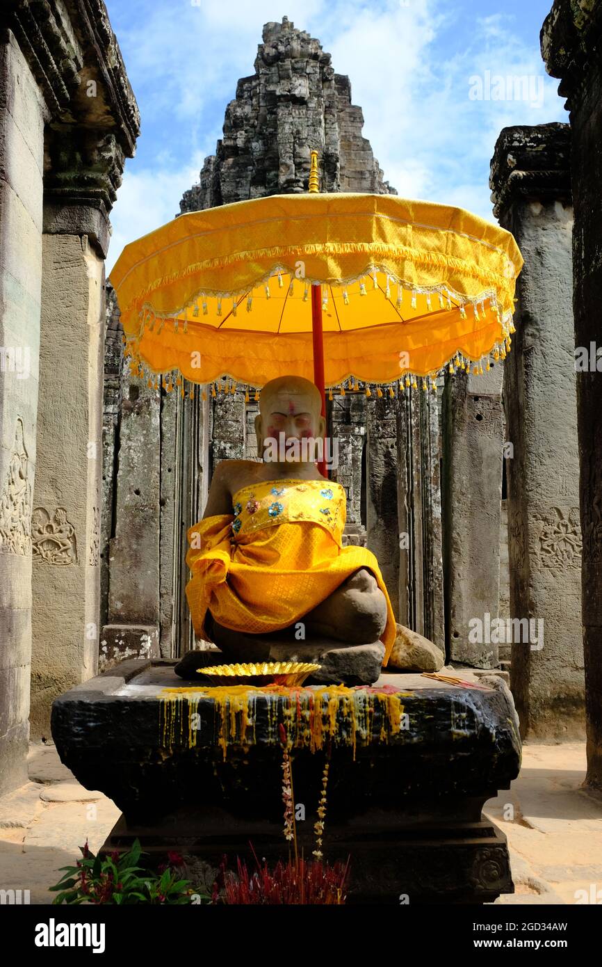 Camboya Krong Siem Reap Angkor Wat - Templo de Preah Khan estatua de buda con símbolo de paraguas Foto de stock
