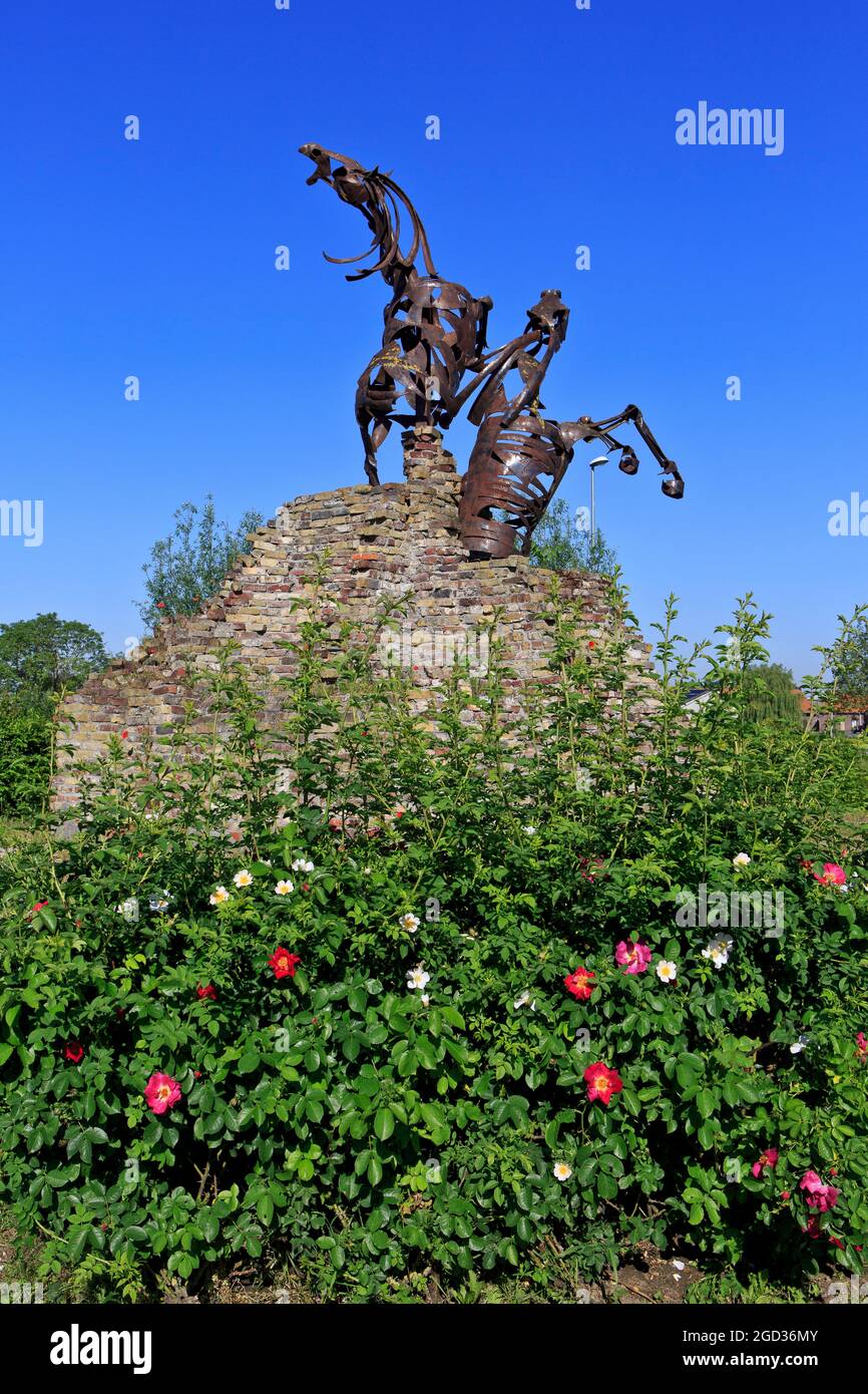 El Monumento a los Caballos de Guerra (por Luc Coomans) en memoria de los caballos de guerra que sirvieron y murieron durante la Primera Guerra Mundial en Vlamertinge (Ypres), Bélgica Foto de stock