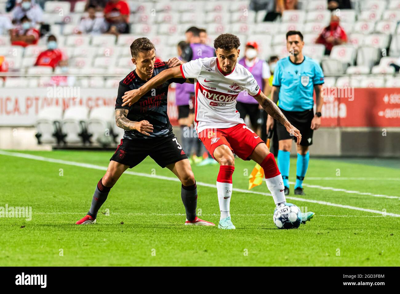 Lisboa, Portugal. 10th de agosto 2021. Alex Grimaldo (L) de Benfica y Jordan Larsson (R) de Spartak Moscú visto en acción durante la tercera ronda de clasificación de la Liga