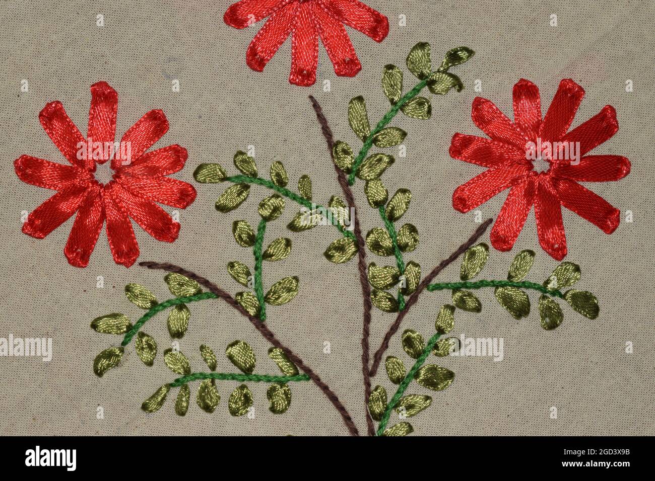Sencillo diseño de flores bordadas de cinta roja con línea de costura de  tallo y simple decoración de puntos de hoja en el tejido Fotografía de  stock - Alamy