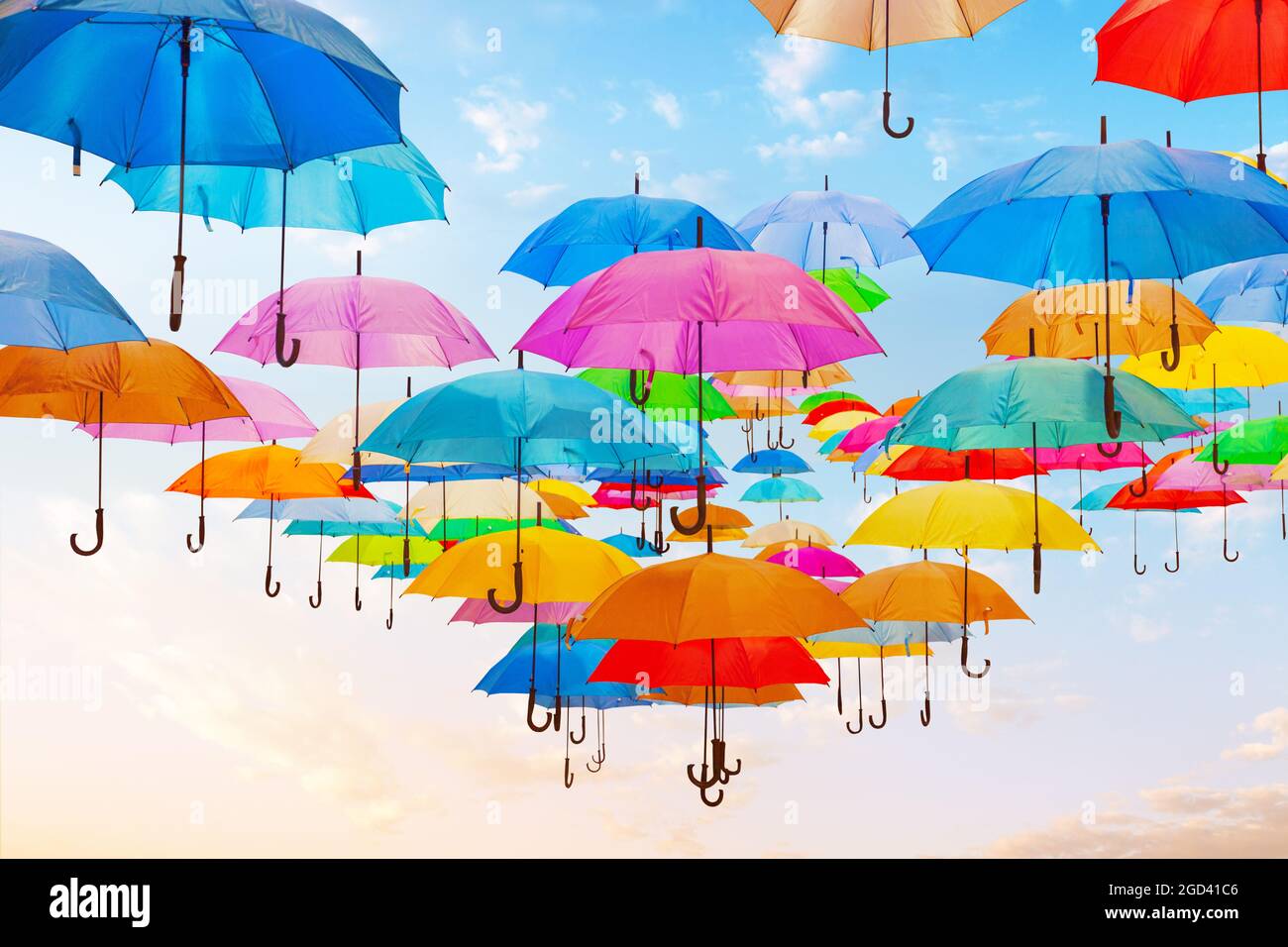 Diseño abstracto de paraguas coloridos en el cielo. Foto de stock
