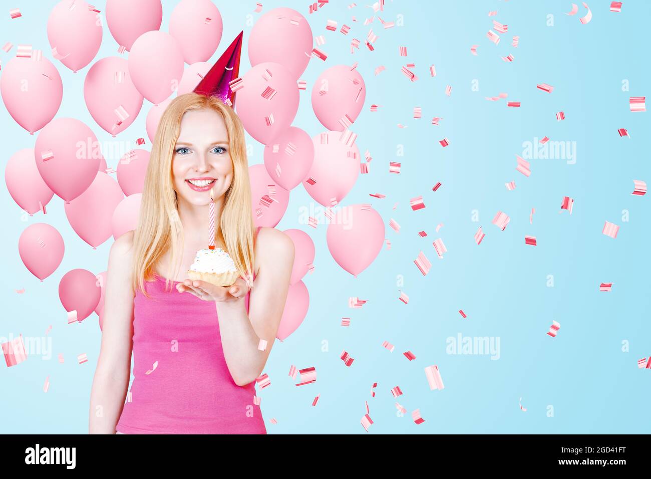 Hermosa Feliz Mujer joven en fiesta de cumpleaños con globos de aire rosa. Foto de stock