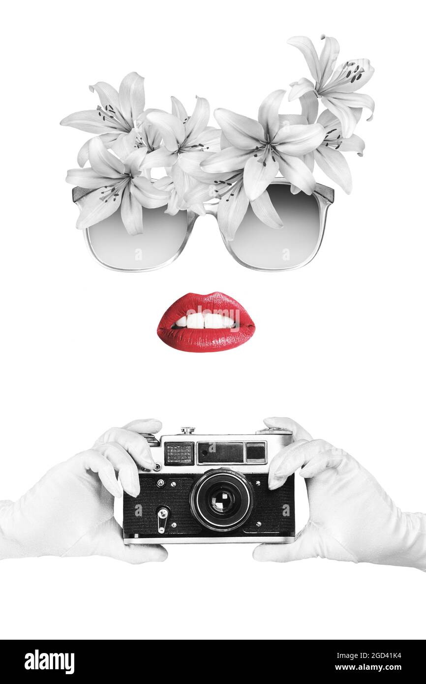 Pop art woman retrato sosteniendo una cámara de película vintage sobre fondo blanco Foto de stock