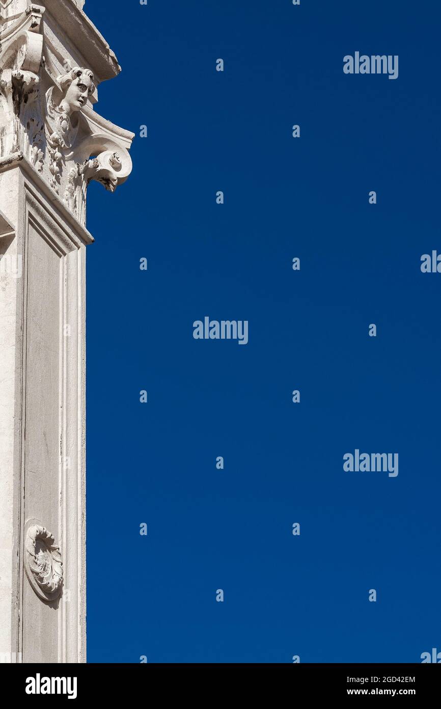Arquitectura renacentista en Venecia. Pilar con capital con cielo azul y espacio de copia Foto de stock
