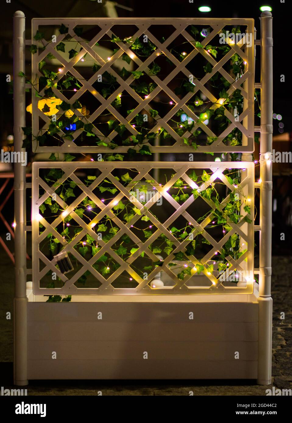 Tiro vertical de hermosa decoración con luces y plantas en ella Fotografía  de stock - Alamy