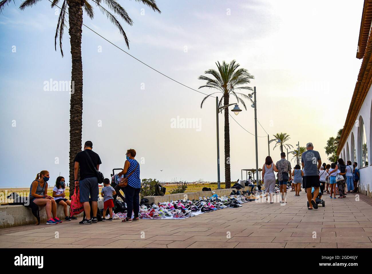 Vendrell, España. 05th de agosto de 2021. La gente camina delante de los  productos ilegales vendidos por vendedores ambulantes en Vendrell.  Vendedores ilegales conocidos como 'hombres' o 'Top Manta', la mayoría de