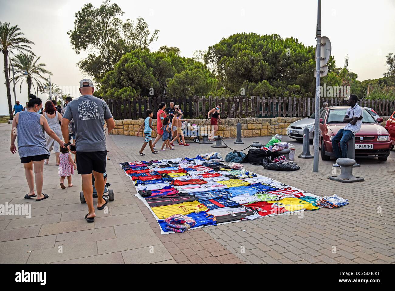 Vendrell, España. 05th de agosto de 2021. La gente camina delante de los puestos mantas el suelo cubiertas de productos ilegales a lo largo de Maritimo Street en Vendrell.
