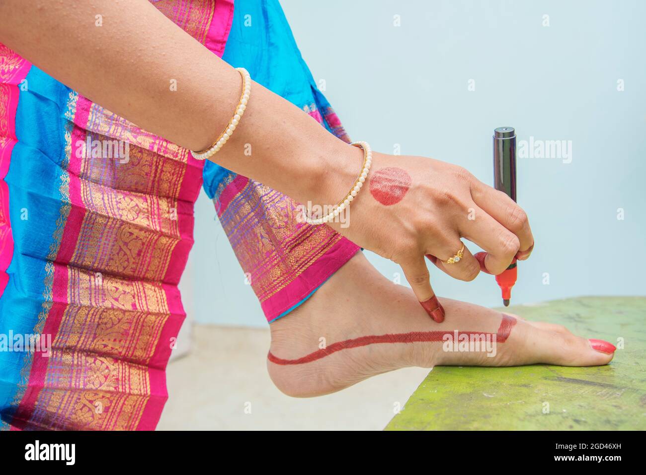 Mujeres indias coloreando en el pie Foto de stock