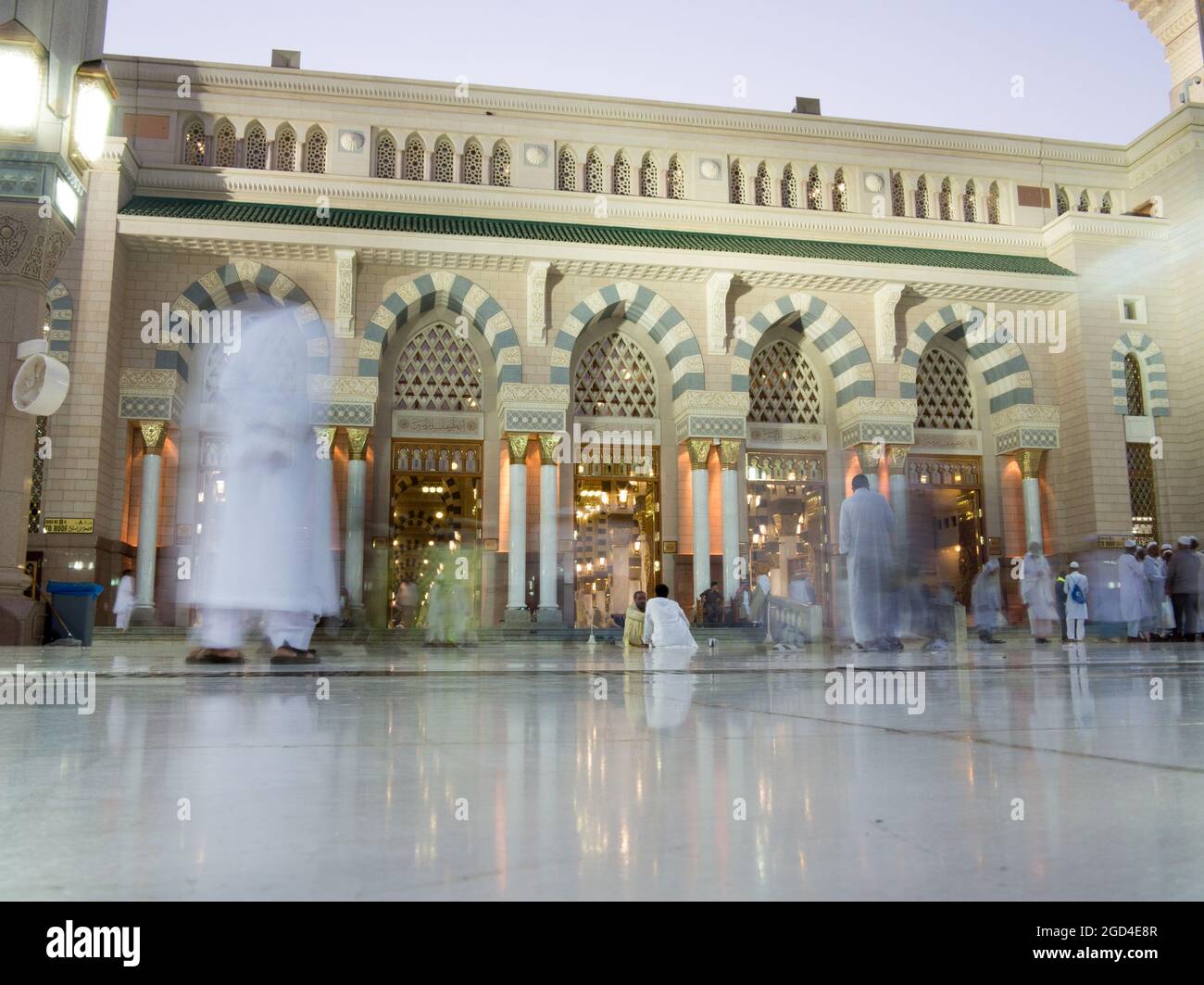 Kaaba La mezquita santa en La Meca con gente musulmana peregrinos de Hajj orando en multitud 2013 2014 Foto de stock