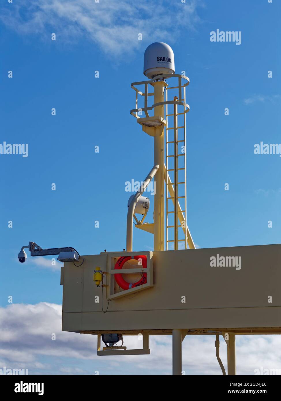 El Radome del SISTEMA de comunicación por satélite SAILOR montado en el pedestal de un ala Ships Bridge. Foto de stock